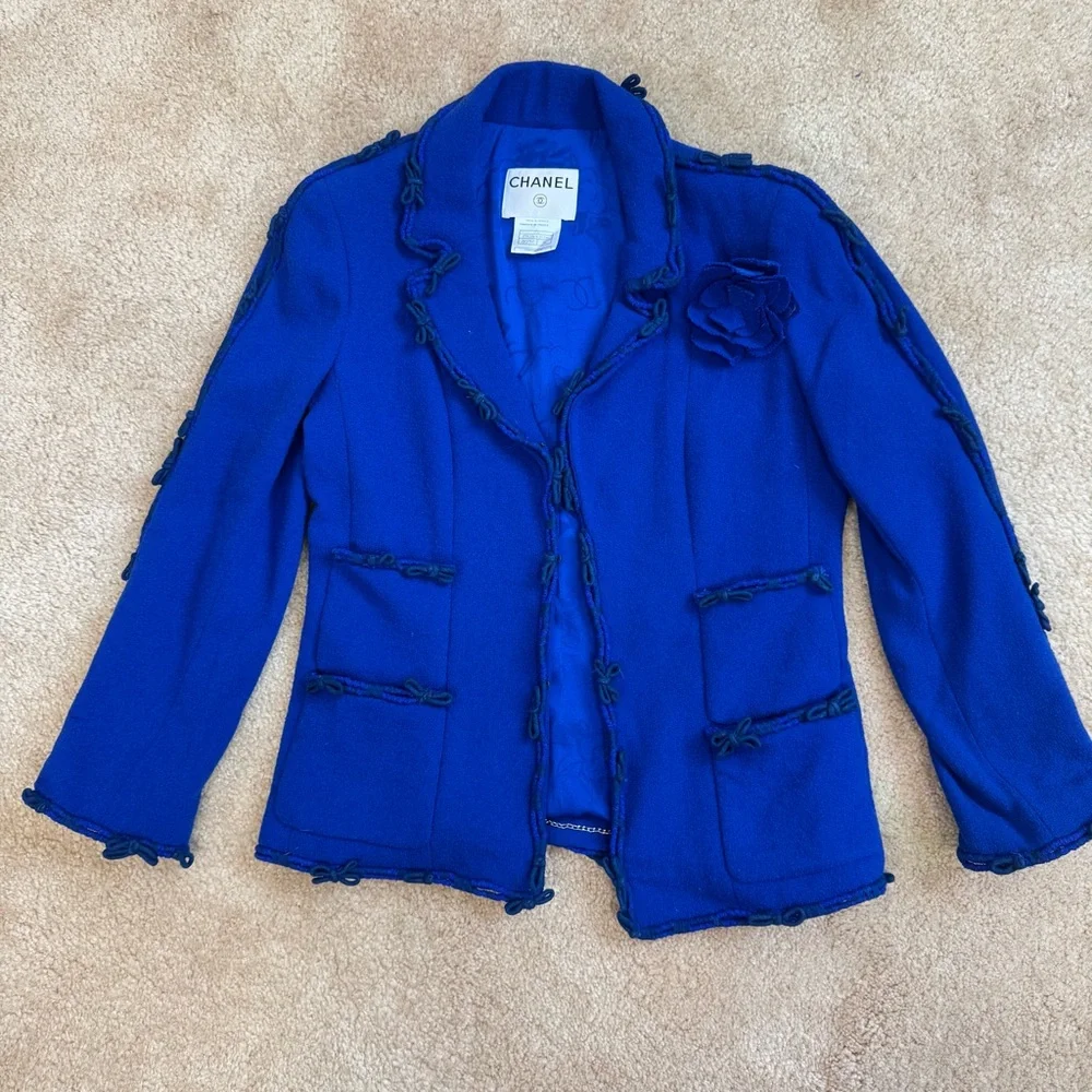 Chanel Métiers d’Art 2007 “Paris–Londres” Royal Blue Wool Jacket Camellia Brooch